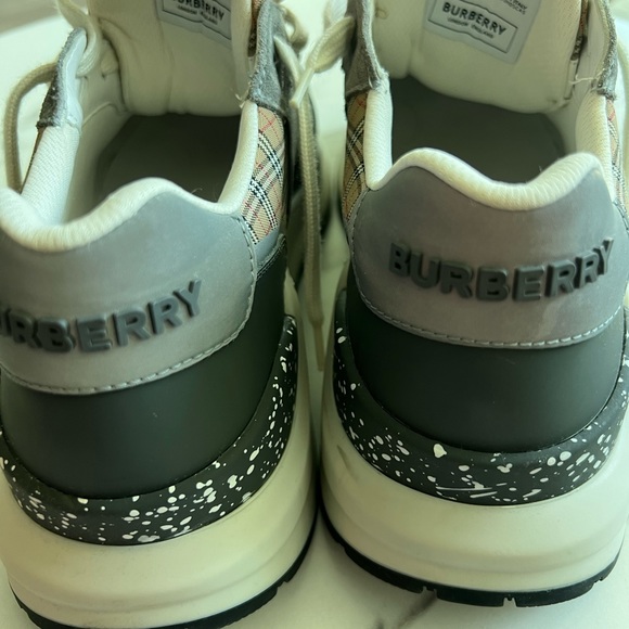 BURBERRY SHOES 8.5 - Picture 5 of 6